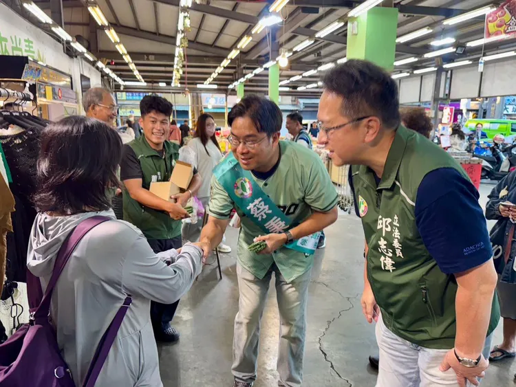 蔡秉璁向選民拜票。翻攝畫面
