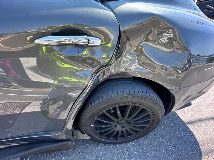 轎車側面凹陷毀損，可見撞擊力之強。翻攝畫面