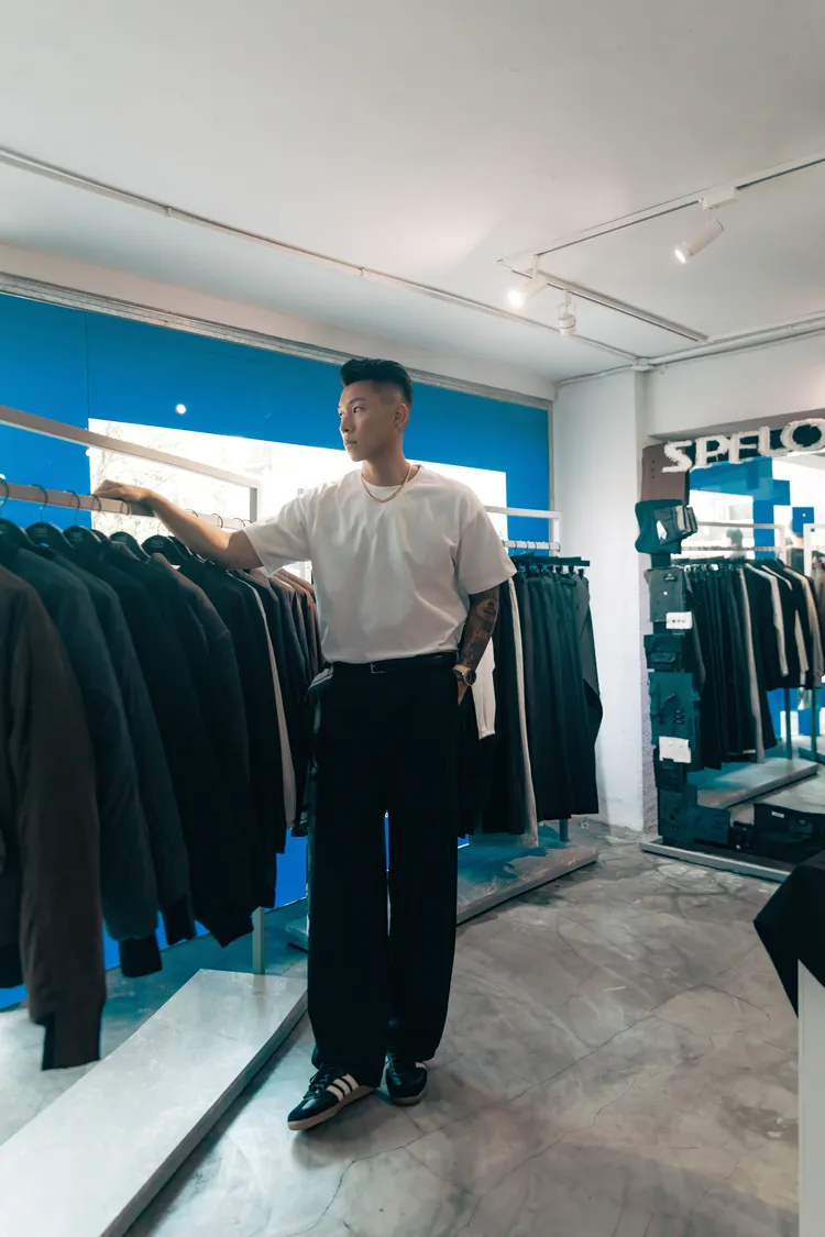 瘦子表示白T恤是他衣櫃裡的必備款。品牌提供