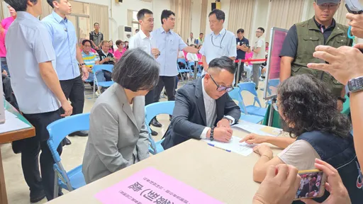 童子瑋登記參選！小英力挺任競總主委 　齊喊「擺脫停滯、走向未來」
