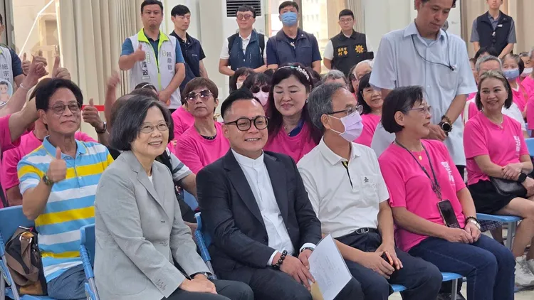 蔡英文今天陪同童子瑋登記參選，並呼籲民眾能給他一個機會。葉先鵬攝