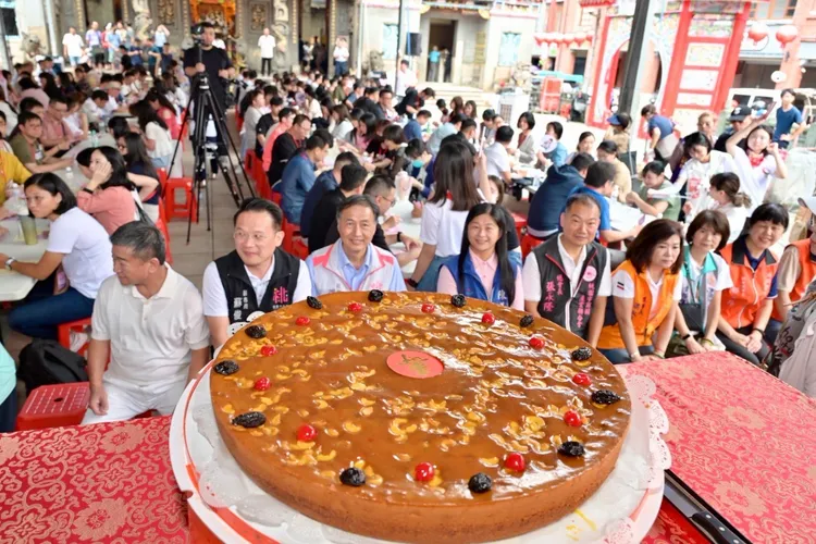 現場祝壽切蛋糕。景福宮提供