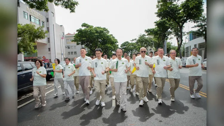 蔡易餘與縣長翁章梁、立委陳冠廷、議長張明達等人衝刺50公尺到選委會登記。蔡易餘服務處提供