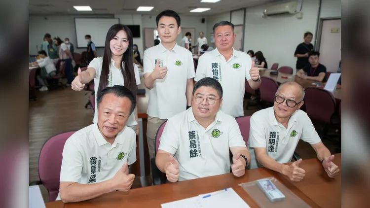 蔡易餘今天登記參選嘉義縣長。蔡易餘服務處提供