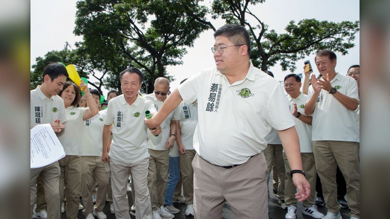 蔡易餘披掛上陣拚嘉義縣長 翁章梁接力「交棒」喊團結