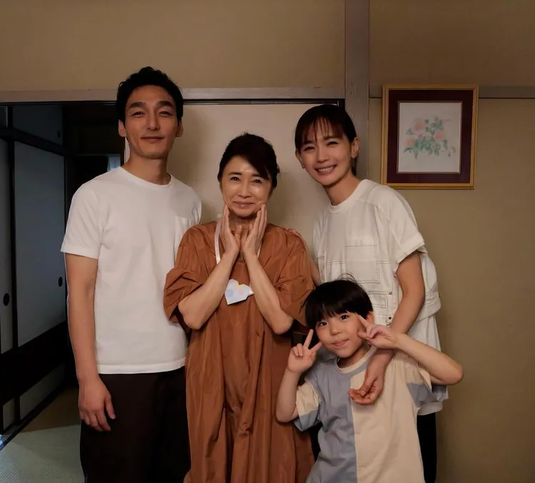 《終幕的輪舞曲》集結草彅剛（左起）、風吹純、中村友理等演員。翻攝shumaku_rondo IG