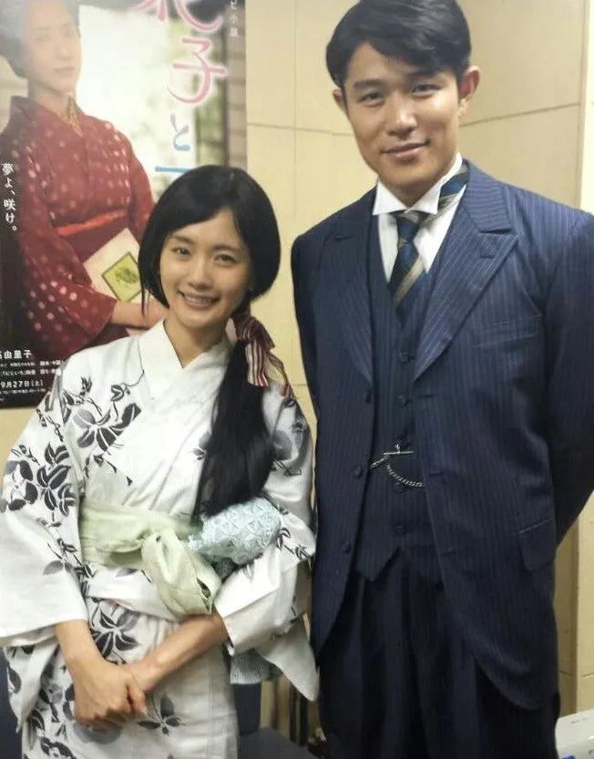 鈴木亮平（右）和中村有理在《花子與安妮》飾演無緣的夫妻。翻攝鈴木亮平部落格