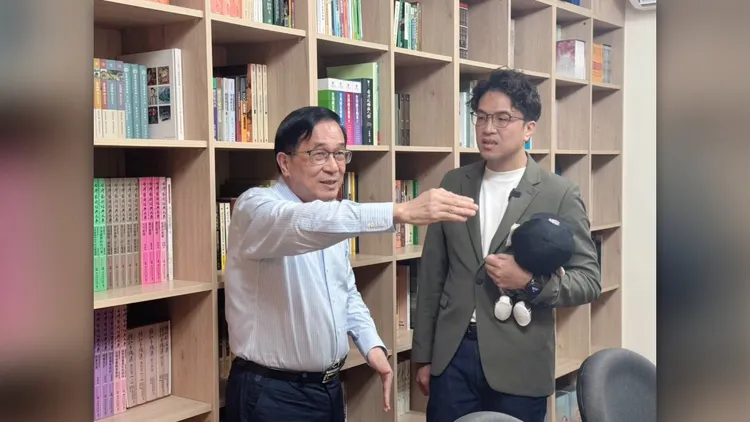 沈伯洋（右）仔細聆聽陳水扁說話。翻攝自陳致中threads