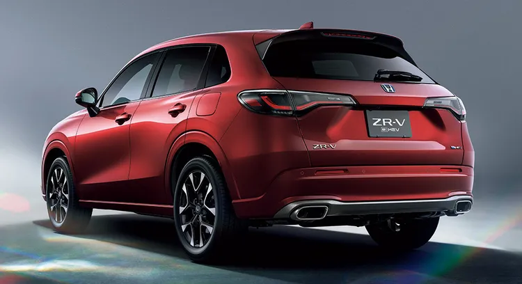 Honda ZR-V e:HEV車尾採用俐落線條與立體尾燈設計，搭配較寬的車身比例，營造偏向跑旅風格的外觀樣貌。原廠照片
