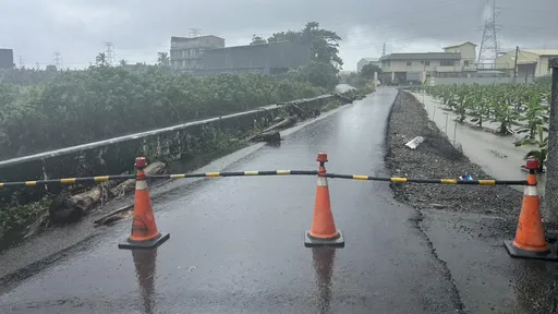 高雄連日豪雨　大寮濃公路巷道裂縫封路