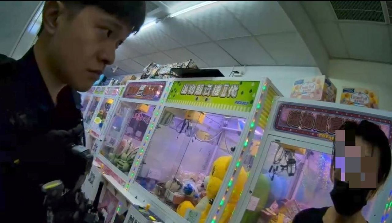 男子見警車就快步閃避!通緝犯面不改色謊報身分 要他拿出證件就GG了