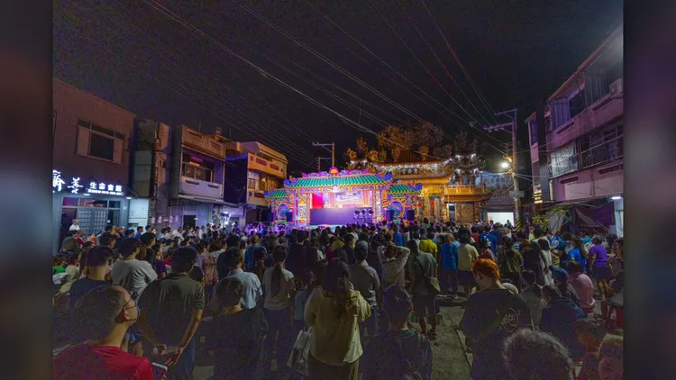 9日晚間在官田惠安宮的暖身場，吸引超過800人前來，比設籍居民還多。主辦單位提供、潘俊霖攝