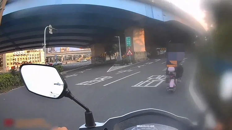 劉嫌騎電動輔助自行車在路口闖紅燈。翻攝畫面