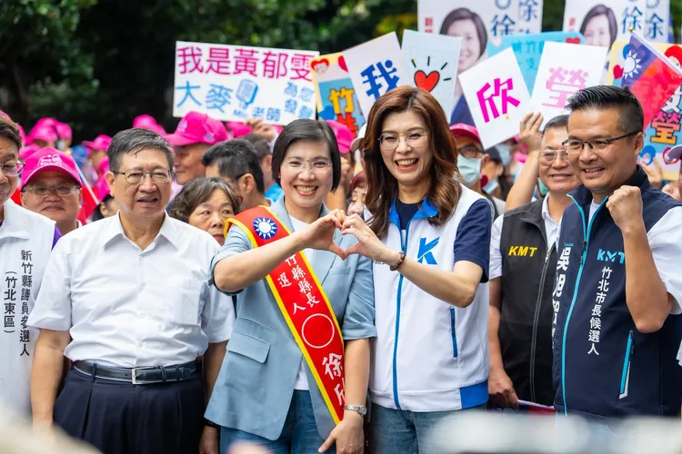 徐欣瑩日前在國民黨主席鄭麗文與現任新竹縣長楊文科的陪同下，正式登記參選新竹縣長。徐欣瑩臉書