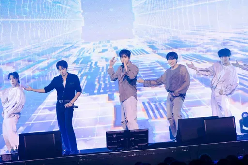 直擊｜B1A4來台濕身「室內玩成水炸彈」！加碼重唱被粉絲嗆：又怎樣