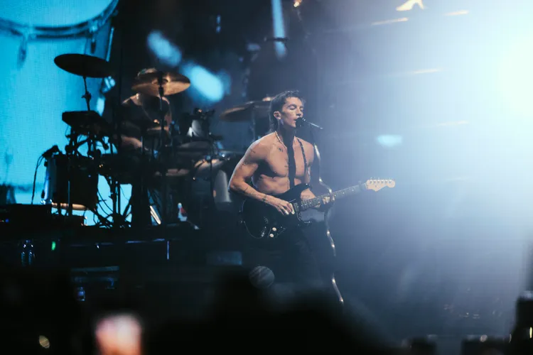 保羅唱到第2首歌就脫了，大方放送養眼絲福利。Live Nation Taiwan提供