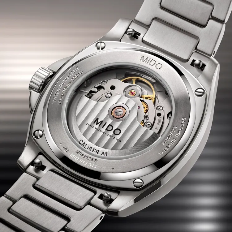 Multifort TV Big Date Titanium鈦金屬腕錶搭載Caliber 80自動上鍊機芯，提供80小時動力儲存。品牌提供