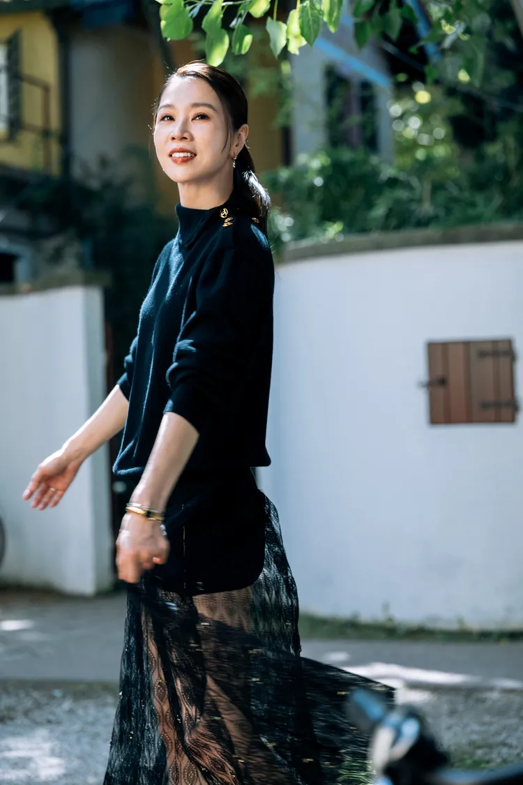 謝盈萱一身CHANEL時髦亮麗現身水都。一條龍虎豹國際娛樂提供