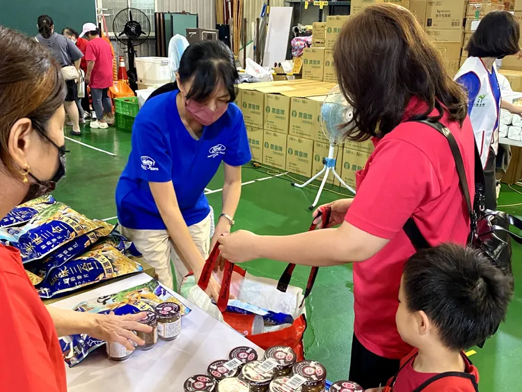 活動期間員工積極投入生活物資搬運、整理及發放等志工服務，並協助物資領取期間的動線引導。業者提供
