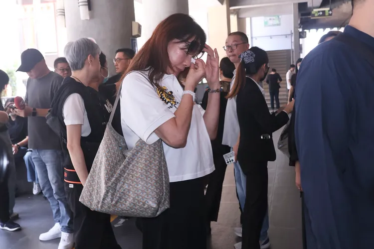 周丹薇淚不止。彭欣偉攝影