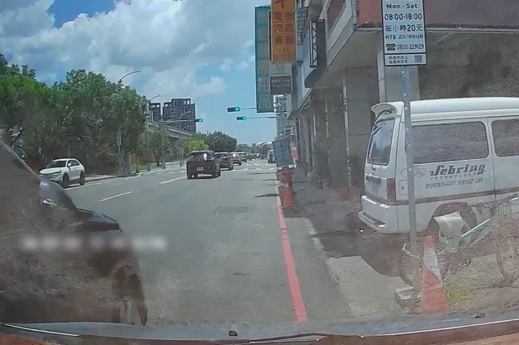 楊女人在車中坐，愛車卻被擦撞，肇事車輛還沒停下查看就開走，楊女氣得報警。翻攝畫面