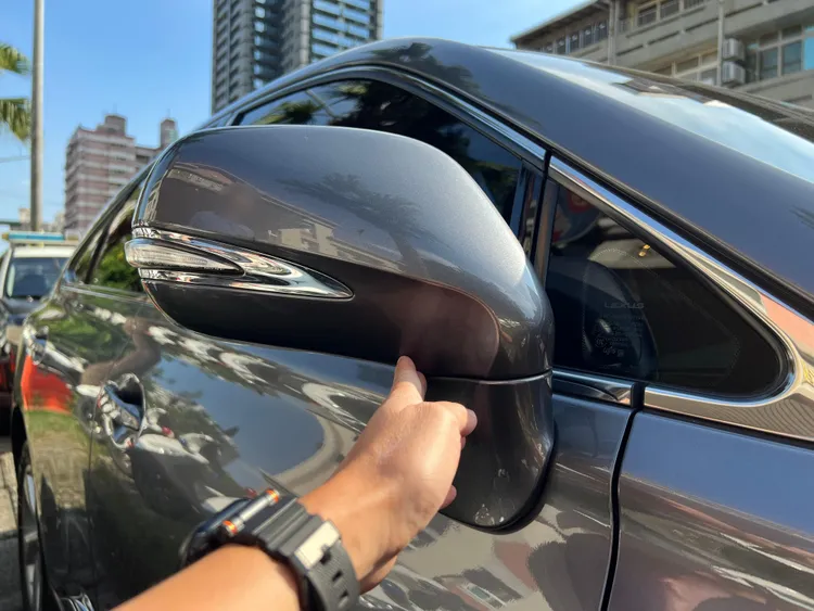 楊女人在車中坐，愛車卻被擦撞，肇事車輛還沒停下查看就開走，楊女氣得報警。翻攝畫面