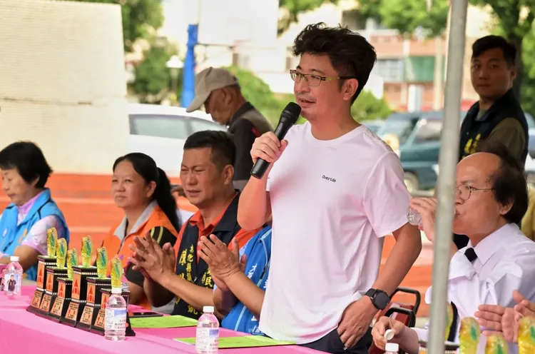 彰化縣議長謝典霖（中）在彰化縣議會宴客，涉為自己及溪湖鎮長候選人陳貞妃賄選，今與父親謝新隆、母親鄭汝芬遭檢方當庭逮捕聲押。翻攝自謝典霖臉書