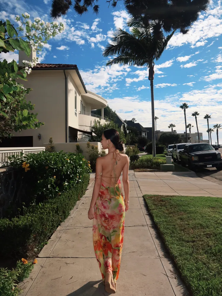 Elly套上薄紗罩衫到處走走。翻攝Elly IG