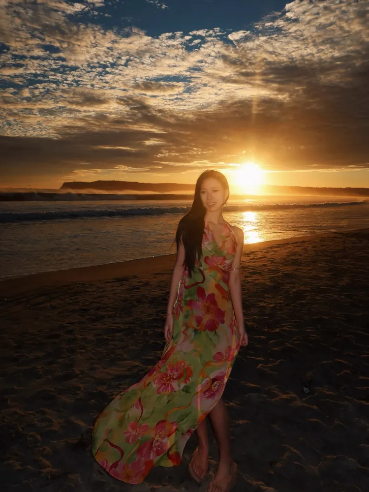 Elly襯著美麗的夕陽拍照。翻攝Elly IG