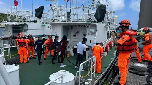 龍洞灣驚傳6人受困海面　海巡火速救援送往澳底漁港