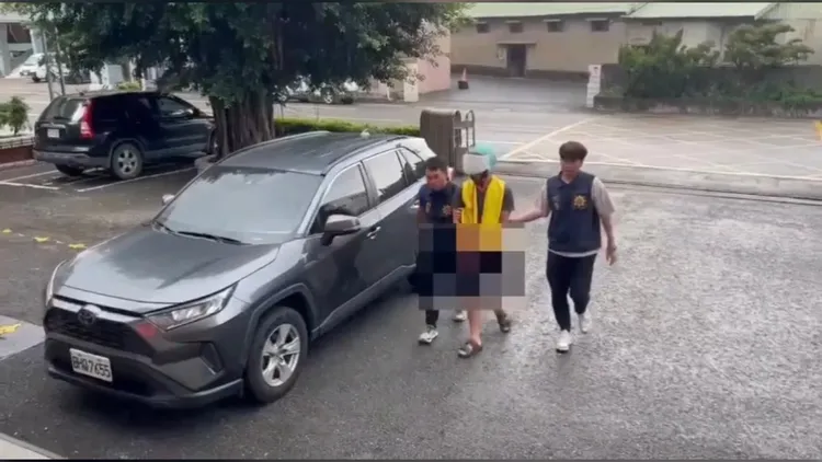 警方當場逮捕行兇的黃男，帶回警所釐清案情中。民眾提供