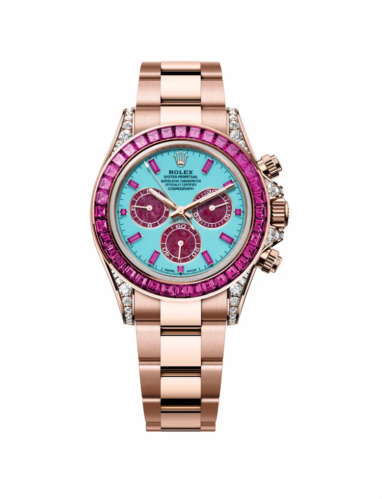 Oyster Perpetual Cosmograph Daytona，型號126595 SARO，40毫米，18K永恒玫瑰金錶盤，綠松石錶面，搭配紅寶石之心計時盤及粉紅色藍寶石鐘點標記，外圈鑲嵌36顆梯形粉紅色藍寶石。品牌提供