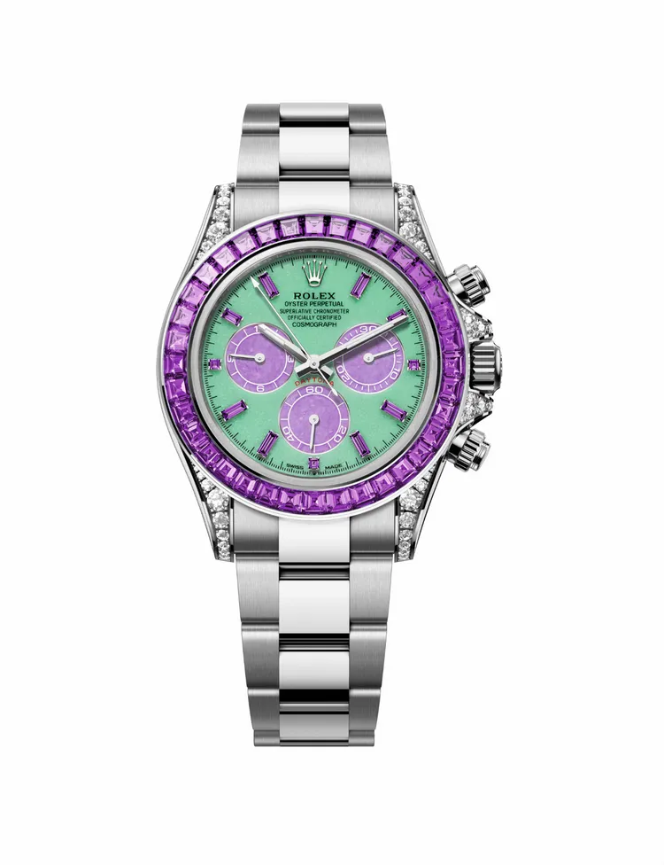 Oyster Perpetual Cosmograph Daytona，型號126599 SAVL，40毫米，18K白色黃金錶殼，綠玉髓錶面，搭配鋰雲母計時盤及紫色藍寶石鐘點標記。外圈鑲嵌36顆梯形紫色藍寶石。品牌提供
