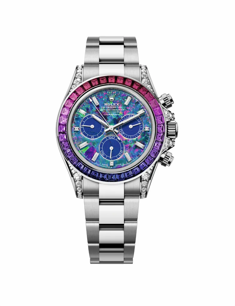 Oyster Perpetual Cosmograph Daytona，型號126596 SABV，40毫米，950鉑金錶殼，藍色蛋白石錶面，搭配青金石計時盤及鑽石鐘點標記，外圈鑲嵌36顆梯形藍色漸變至紫紅色藍寶石。品牌提供