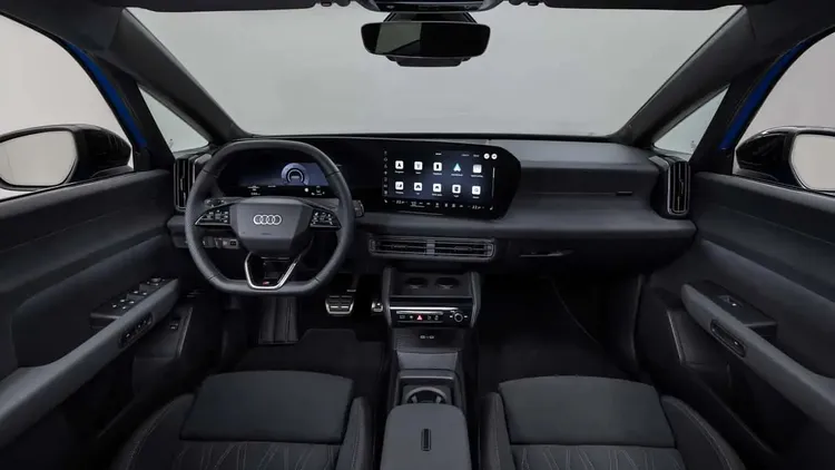 A2 e-tron車內採Audi MMI panoramic display，整合11.9吋數位儀表與12.8吋中央觸控螢幕，並首度在量產車導入Fidlock磁吸式配件固定系統。原廠照片