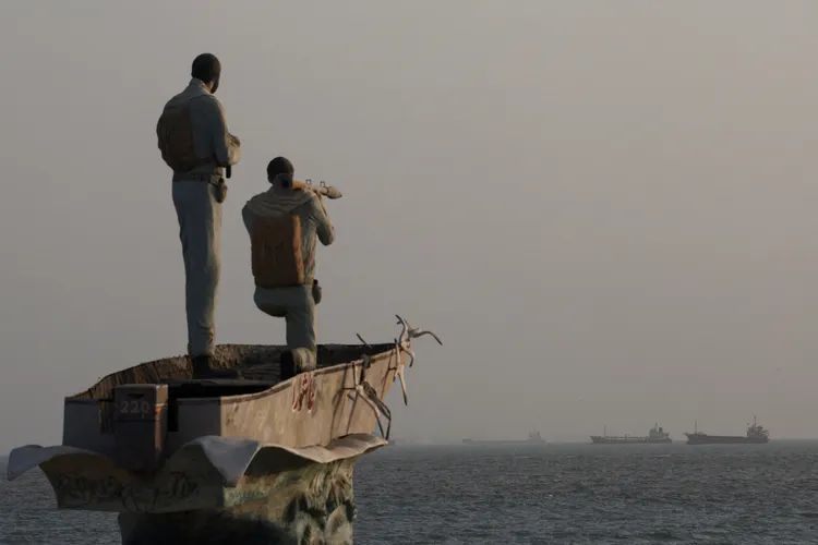 伊朗士兵在荷莫茲海峽遠眺往來船舶。路透社