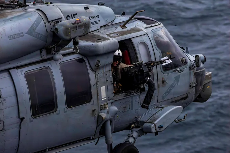圖為林肯號航空母艦上的MH-60海鷹直升機。路透社