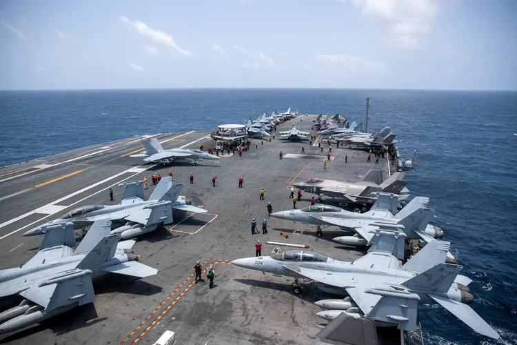 美國航空母艦延長在海上巡航時間，對美軍心理造成很大壓力。圖唯美軍華盛頓號航艦。路透社