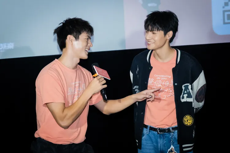 邱以太（左）與劉育仁重演「關係確定」的畫面 。瀚草文創提供