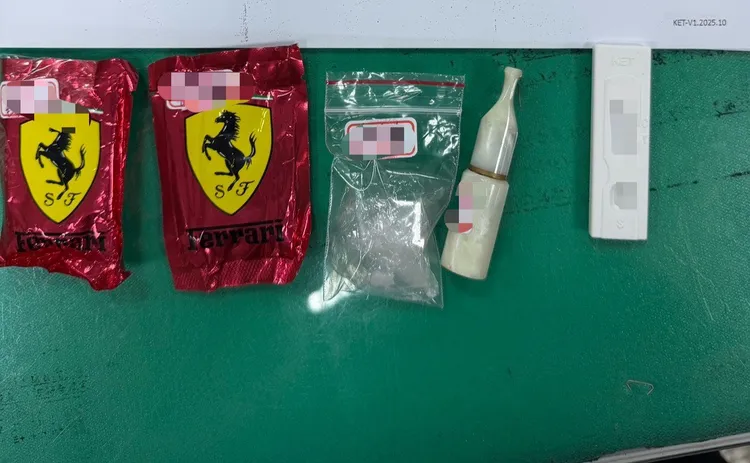 員警現場查獲毒品咖啡包2包及愷他命1包。翻攝畫面