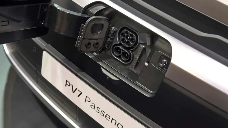 PV7也是Kia首款配置兩個充電孔的車型，車頭提供快、慢充接口，車身後側則另設慢充接口。原廠照片