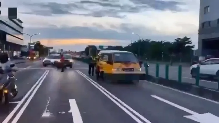 警方到場將娃娃車推至安全處。翻攝畫面