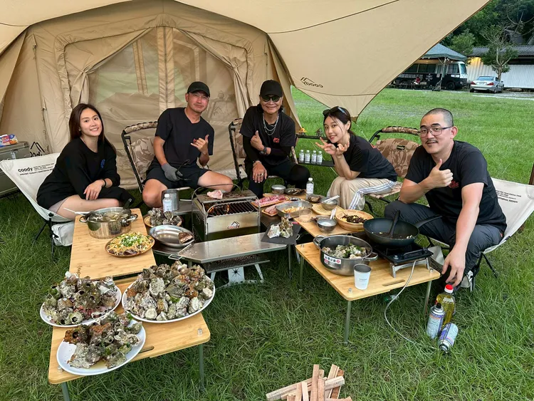文姿云（左起）、KID、沈文程、JUDY、ELI等品嚐海洋大餐。三立提供