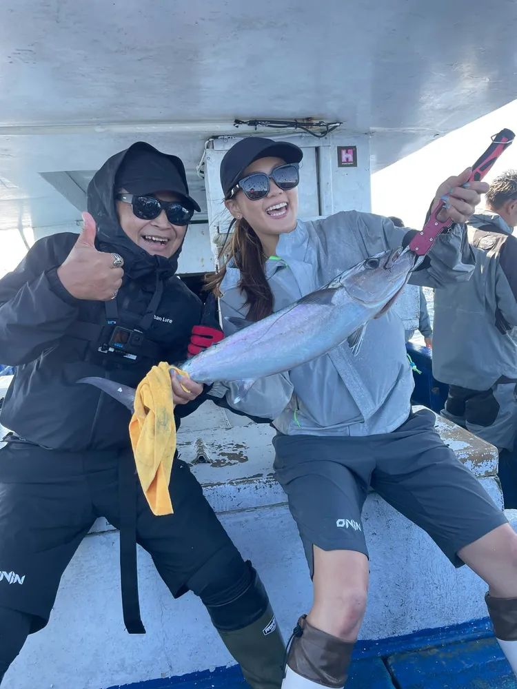 文姿云（右）首次出海釣魚成功中魚。三立提供