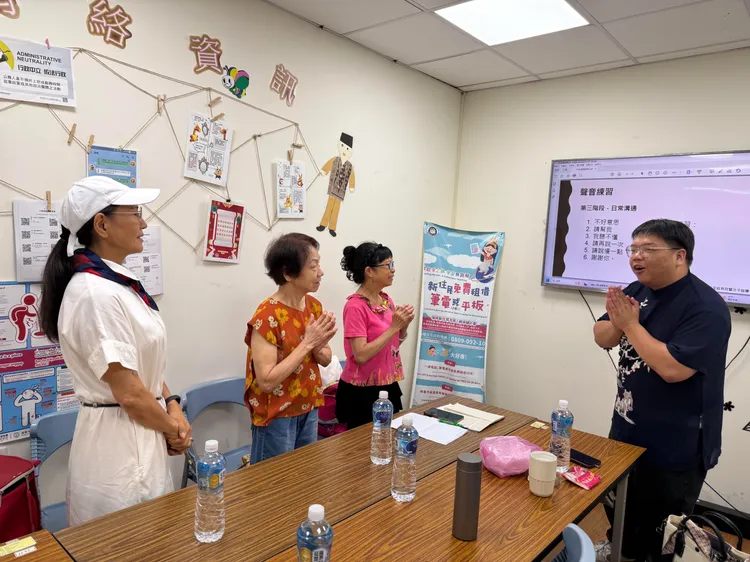 劉德曜教導現場學員認識聲音表達與溝通技巧。翻攝畫面