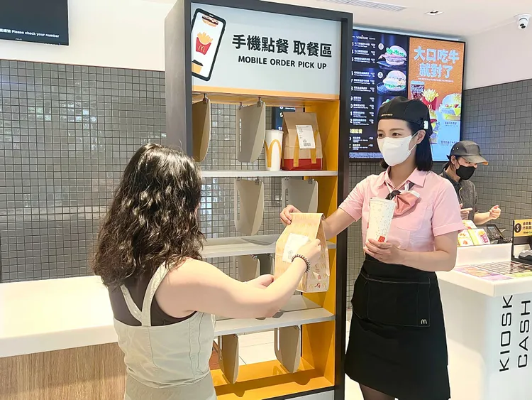 有61.7%上班族預估，任職企業「會減少」時薪人員僱用，反而增加正職人員的工作量。示意圖，麥當勞提供