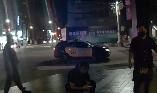女子酒醉倒臥燒烤店前失控喧鬧　桃警即時保護管束助返家