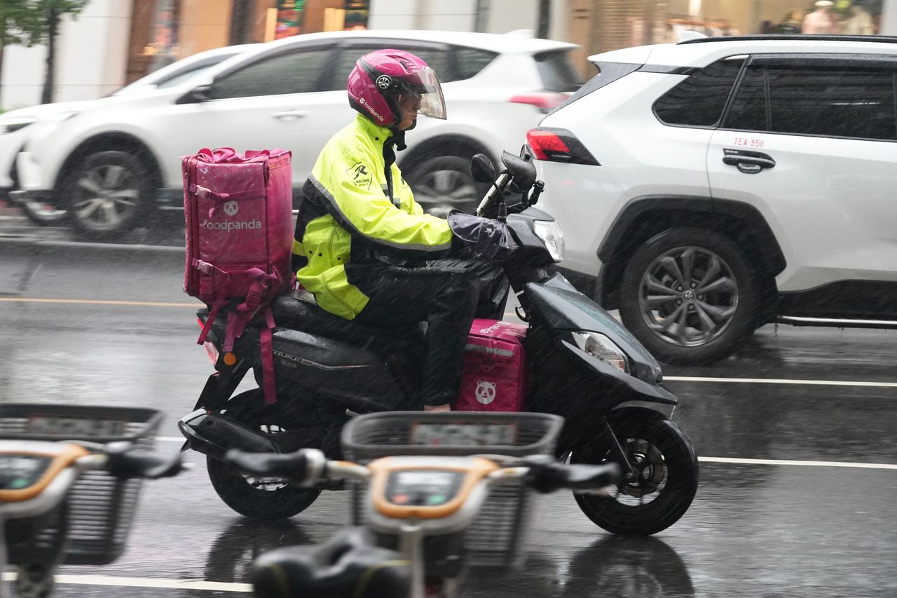 外送員「8分鐘路程拖110分鐘」賺報酬?工會曝與連日豪雨有關
