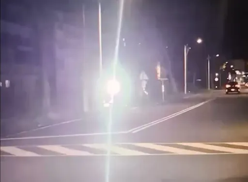 缺德？騎士拿強光手電筒照對向來車　網友建議車主先檢查自己大燈多亮
