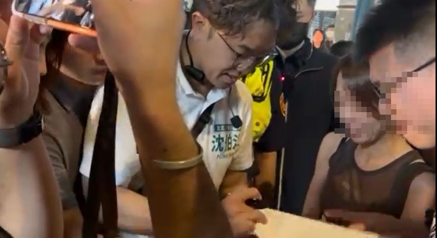 沈伯洋公館掃街 台大學妹當場遞「結婚證書」!他1舉動被讚爆
